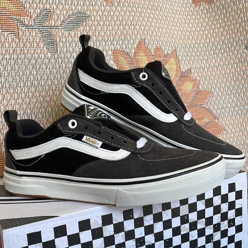 Vans Men’s Kyle Walker
(Twill) Raven
VN0A5JIE87C
Sneakers - athletic shoes - Picture 6 of 16